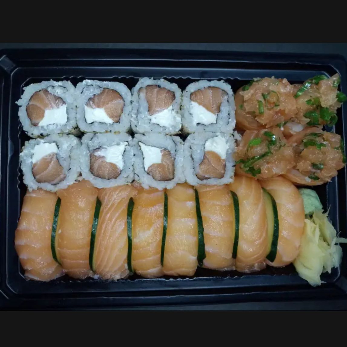 8 Uramaki Filadélfia + 8 Niguiri Salmão + 4 Joe Salmão