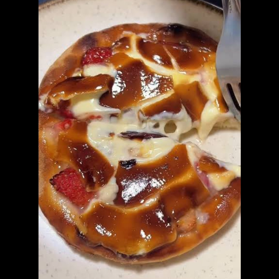 Muçarela, banana, canela ,açúcar e chocolate branco.