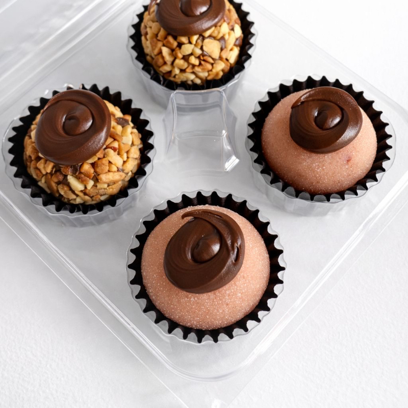 Bandejinha de Docinhos Gourmet (4 unidades) Bandejinha com 4 deliciosos docinhos gourmet, perfeita para matar a vontade de doce ou compartilhar. Sabores: • Brigadeiro tipo Ferrero – brigadeiro cremoso com amendoim e Nutella. • Brigadeiro de moranguinho – brigadeiro sabor morango com recheio de Nutella. Docinhos macios, cremosos e feitos com muito capricho para deixar seu momento ainda mais doce.