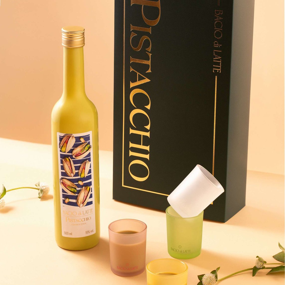 Ideal para brindes especiais, com quatro copos exclusivos que completam a experiência com elegância e exclusividade. Contém 500 ml.