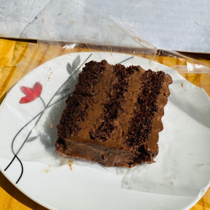 Bolo chocolatudo massa chocolate 50% cacau recheio cremoso.