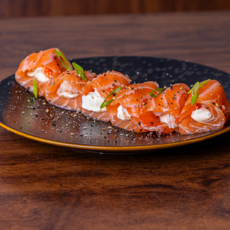 Lâmina de salmão, por cima camarão cozido aberto e cream cheese.