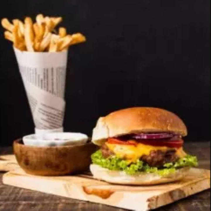1 Hamburguesa de Res + Papas + Mr Tea