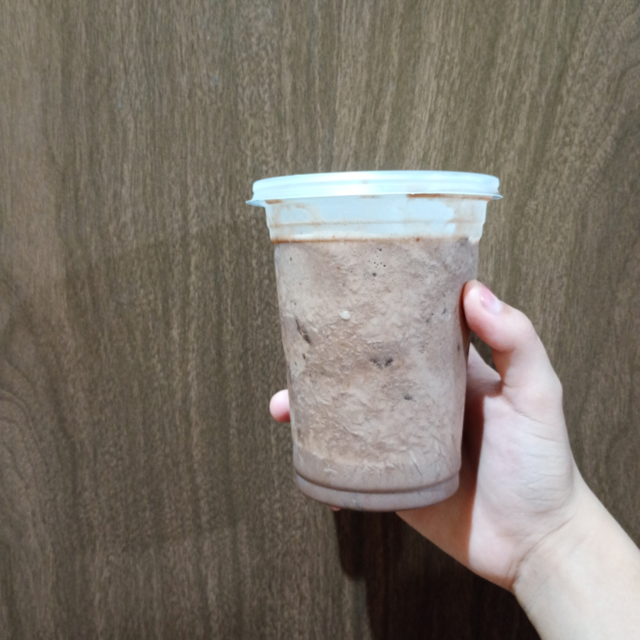 Acompanhamentos farinha de biscoito morango+ leite em pó + leite condensado + chocobool + m&ms + gotas de chocolate l