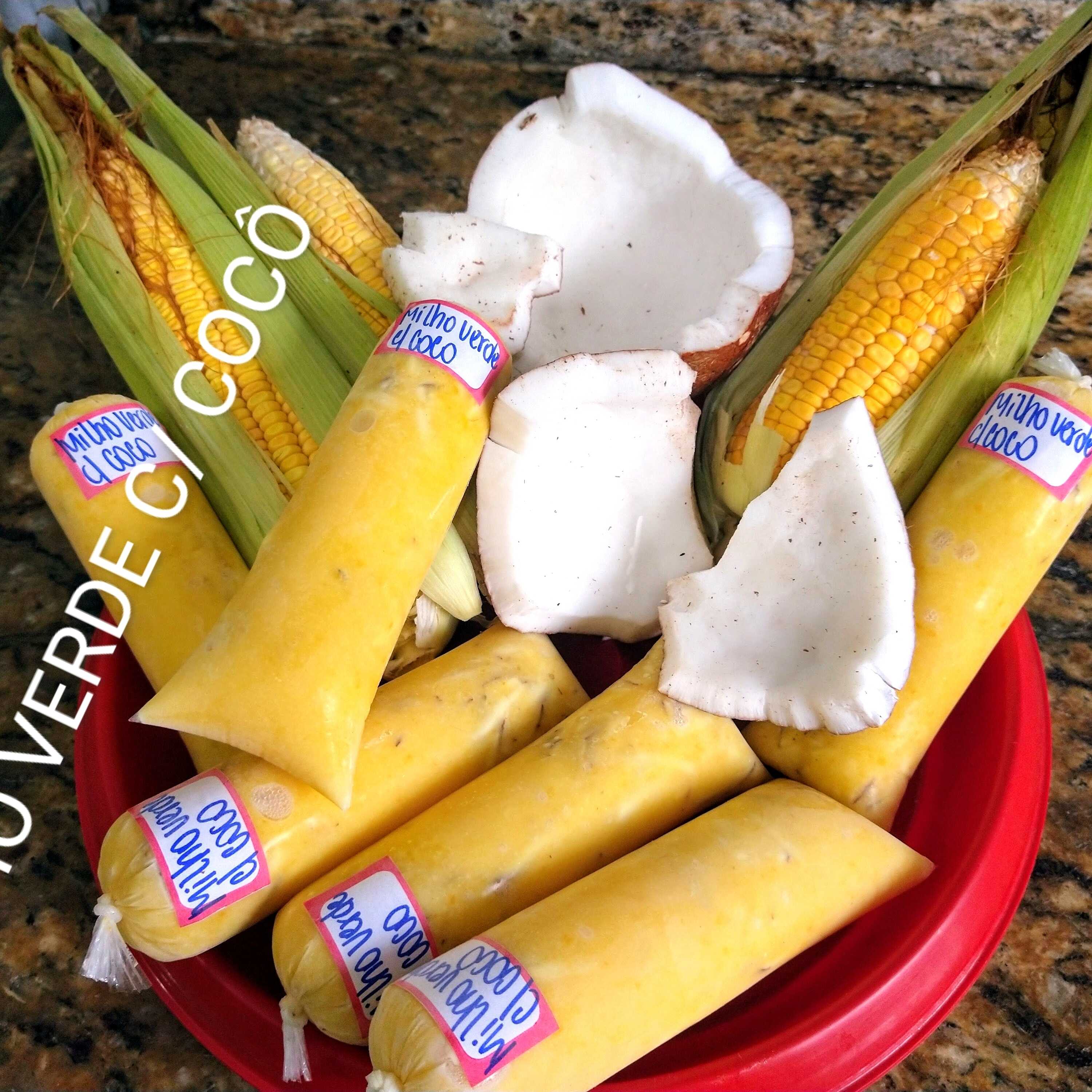 Recheio de milho com coco fresco ralado e cobertura calda de milho.