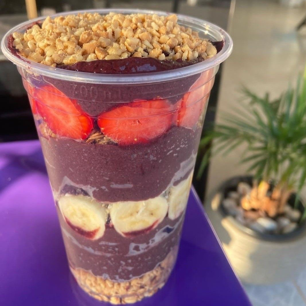 Açaí com guaraná, creme de Ninho, leite em pó e granulado.Super cremoso e irresistível.