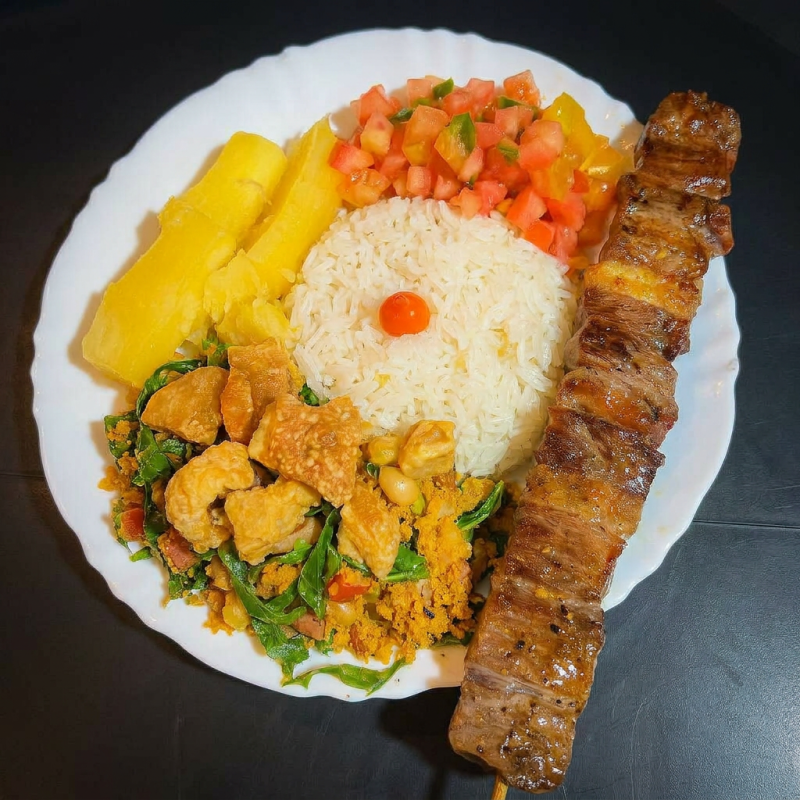 Arroz, Feijão Tropeiro, Espeto, Mandioca, Batata Frita e salada