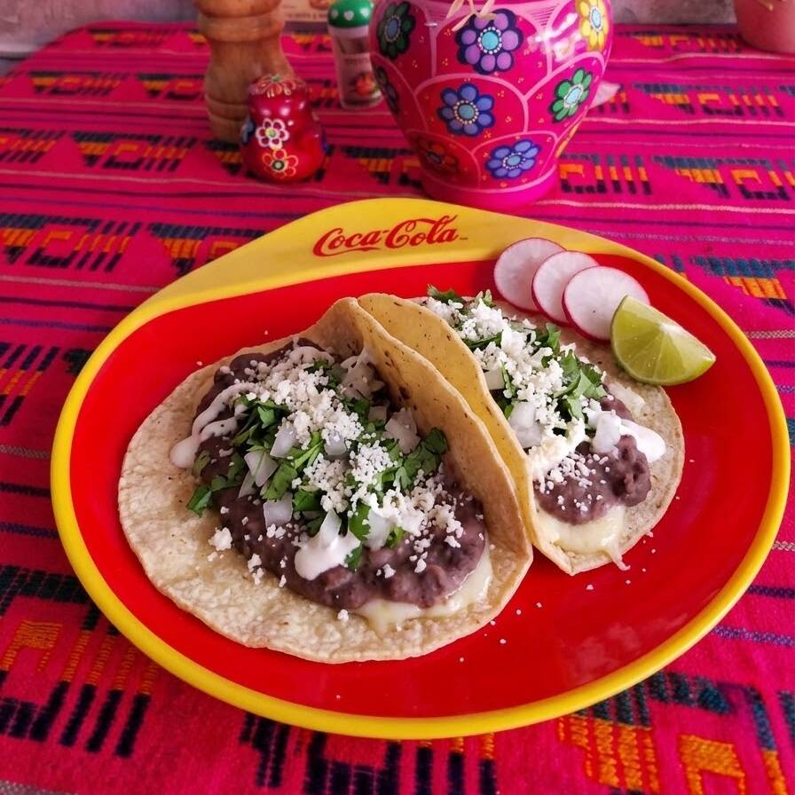 Taco de Frijoles con Queso