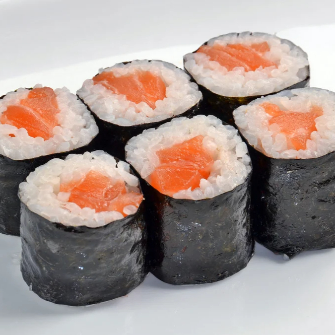 Salmão fresco envolto em arroz e alga, oferecendo uma experiência suave e saborosa a cada mordida.