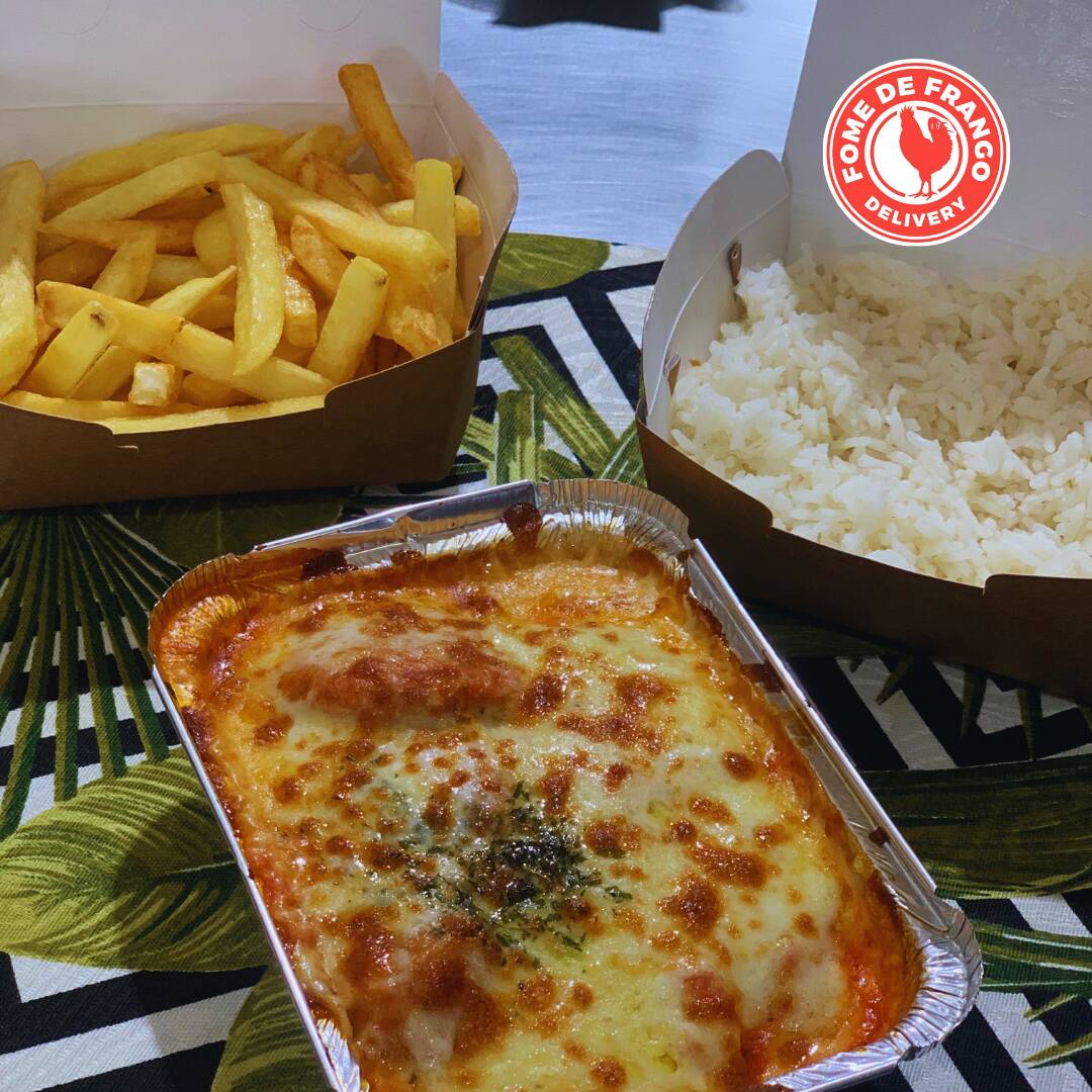 Delicioso parmegiana de frango empanado com farinha especial, molho de tomates italiano e finalizado com queijo mussarela. Acompanha arroz branco e fritas