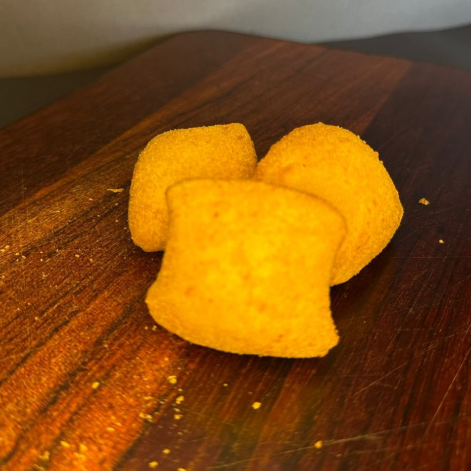 10 Unidades de risoles de presunto e queijo. Peso unitário de 37 Gramas.