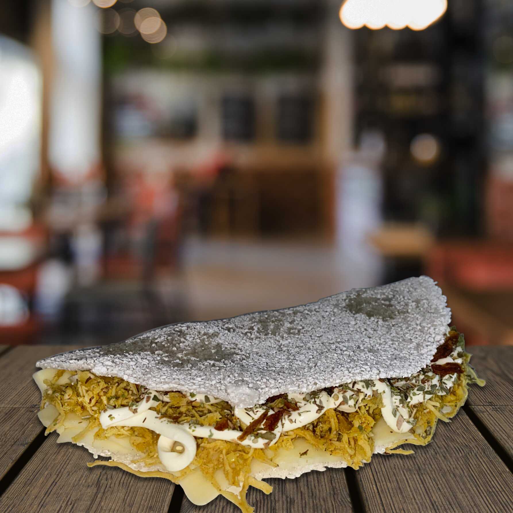 Tapioca de franguinho desfiado e refogado com um requeijão cremoso que derrete sobre o frango, finalizado com um pitada de orégano.