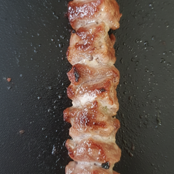 Cortes suculentos de carne bovina, grelhados no espeto e servidos com molho de alho