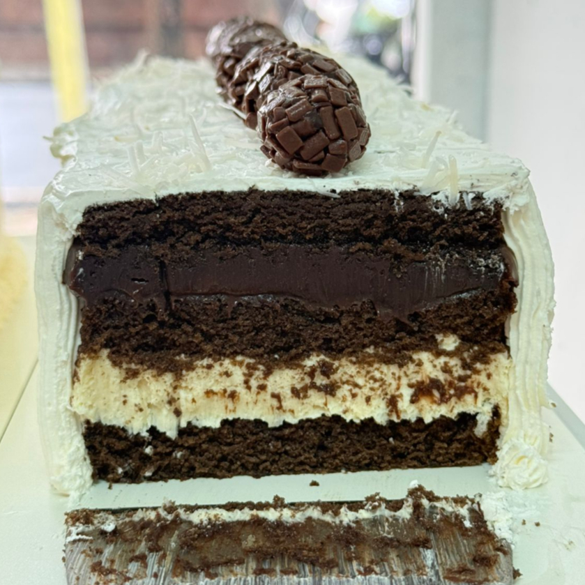 Massa chocolate intensa e fofinha, com um delicioso mousse de coco e uma camada de brigadeiro ao leite cremoso.