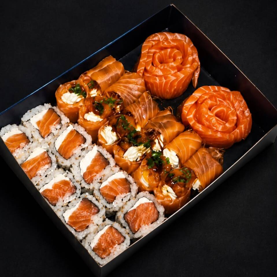🍣 Combinado Família
Perfeito para compartilhar com quem você ama! ❤️
Um combinado completo, preparado com ingredientes frescos e muito salmão, ideal para reunir a família ou os amigos em um momento especial.
✨ Uma seleção irresistível de uramakis, joys, sashimis e rosas de salmão, feita com qualidade, sabor e carinho em cada peça.
Reúna a família e aproveite uma experiência única do começo ao fim! 🍣🥢10 uramaki filadelfia 12 shoul 12 sashimi de salmao