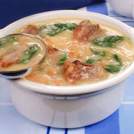 Caldo de rabada com mandioca e agrião. Rabada assada desfiada com creme de mandioca e especiarias!