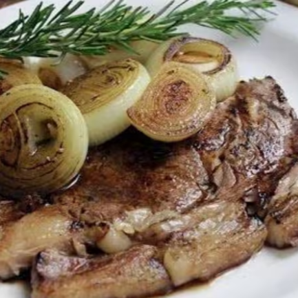 Um suculento contra filé grelhado acebolado.