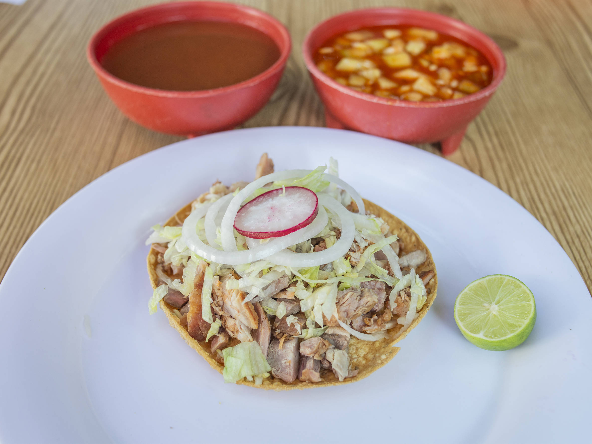 Tostada con Carnitas