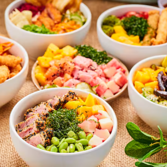 Quer um poke mais generoso? Aqui você monta do jeito que quiser! Entre 500 e 600g de delícias com 2 proteínas, 4 acompanhamentos, 2 toppings e 2 molhos. Mais opções, mais sabor, do seu jeito.