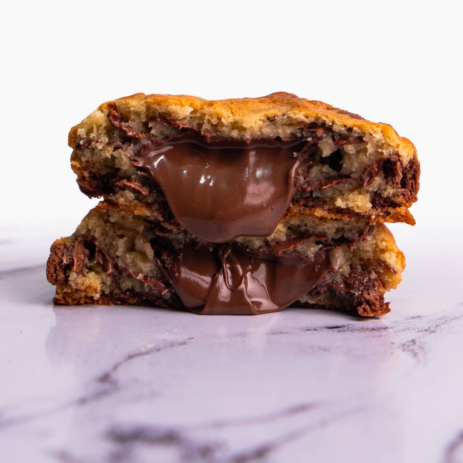 Nosso cookie de Nutella é feito com massa de baunilha, muito recheio e gotas de chocolate nobre ao leite para completar a experiência.