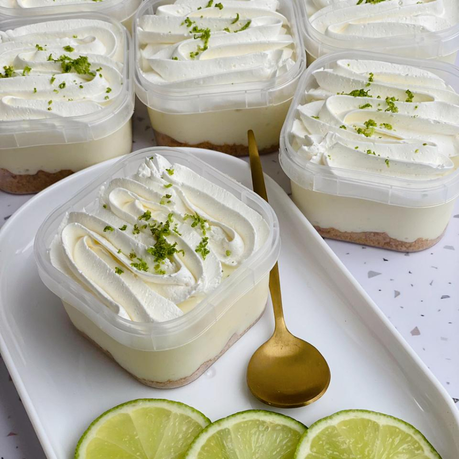 Deliciosa e refrescante, nossa tortinha e composta por uma farofinha de bolacha e mousse de limão, finalizado com chantinho.