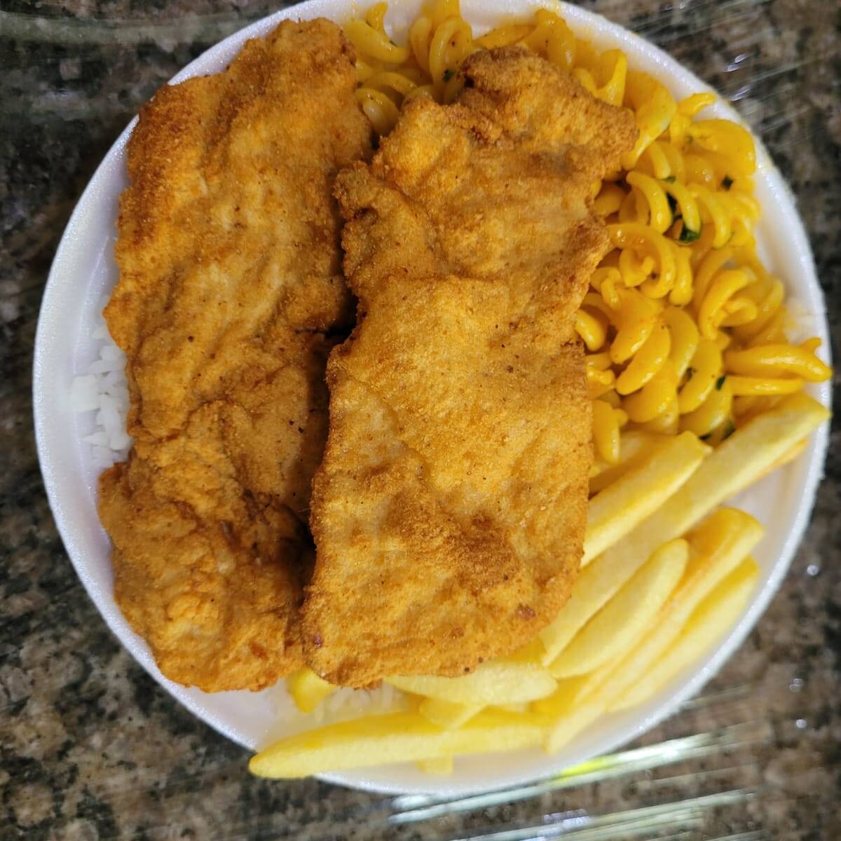 Delicioso frango à milanesa acompanha, arroz, feijão, macarrão, farofa da casa e batata frita aprox. 500g (Grátis 1 Guaracamp)