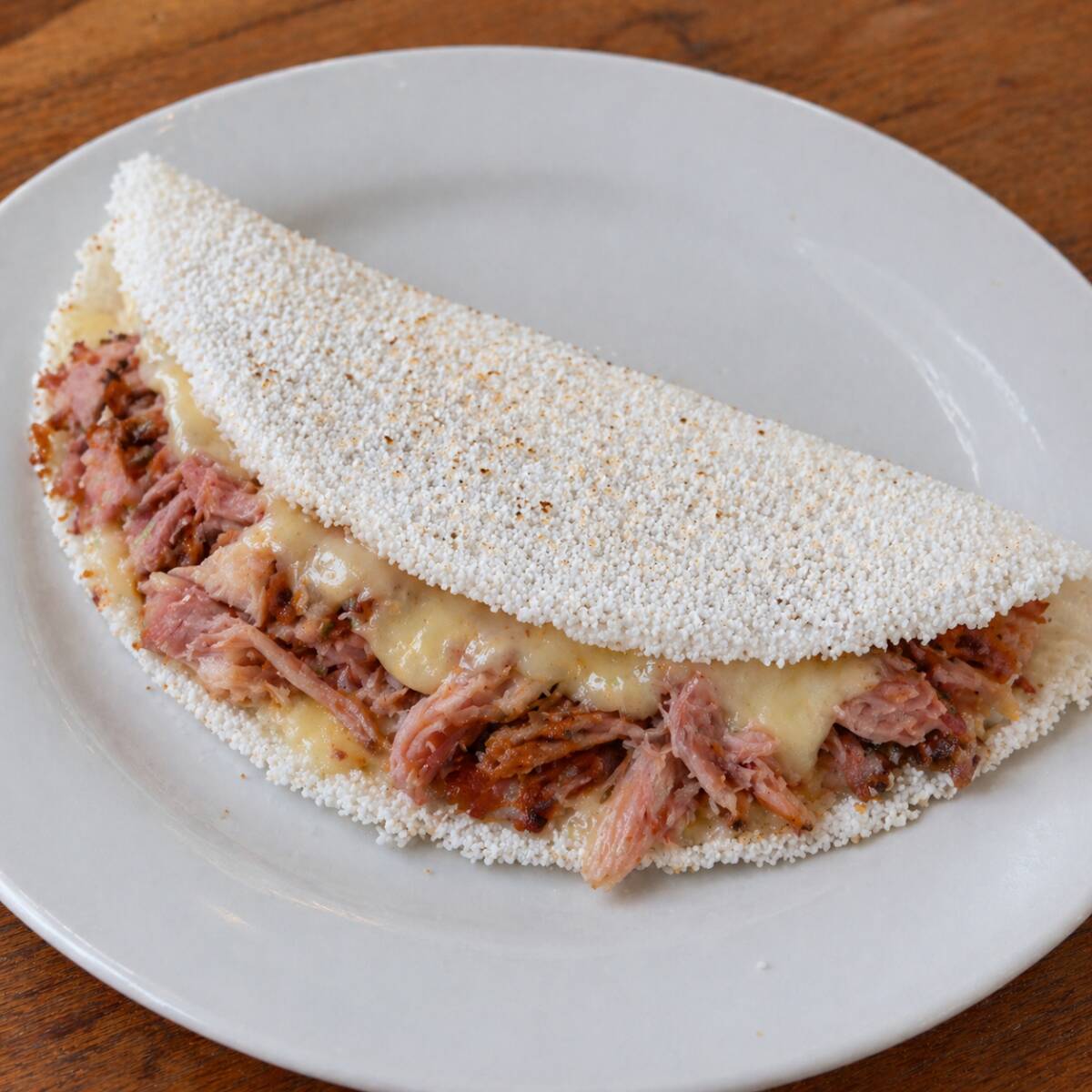 Tapioca Feita Com Massa 100% Artesanal, Recheada Com Pernil Desfiado, Queijo Mussarela Derretido, Requeijão Cremoso E Tomate Fresco. Saborosa E Irresistível.