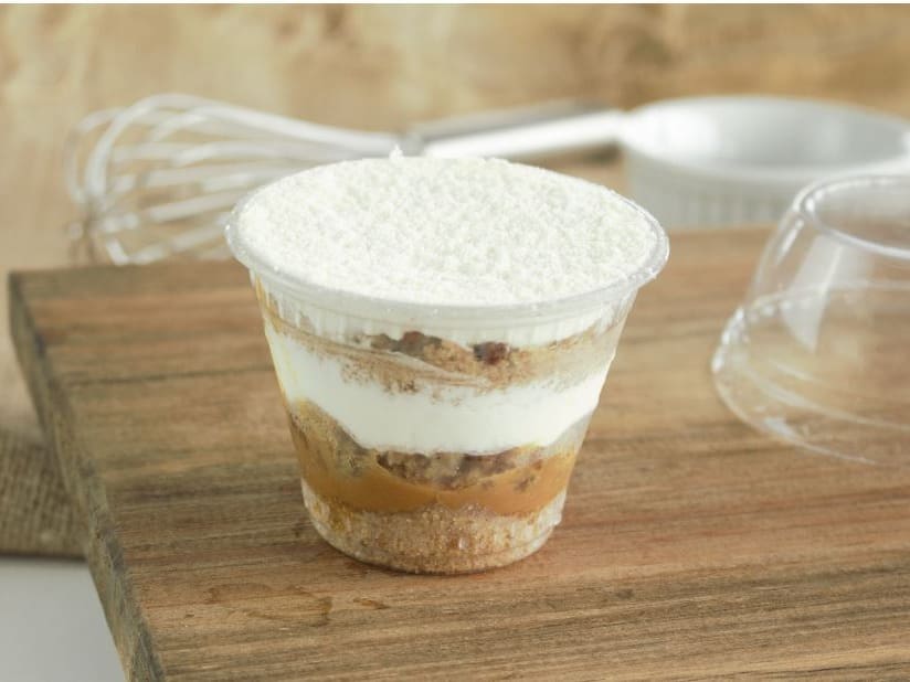 Rende 01 porção individual. Pesa aprox. 200g. Vendido refrigerado. Comercializado pronto para consumo. Contém ou pode conter glúten, leite, ovos e canela. Conservar refrigerado e consumir em até 4 dias.
A torta mais desejada do momento adaptada para a praticidade do pote sem perder nada em sabor. Camadas de biscoito amanteigado doce de leite premium bananas frescas e um chantilly leve com toque de canela. É uma explosão de texturas onde cada colherada traz o crocante o cremoso e o frutado em