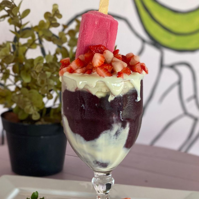 Taça Desejo foi feita para você! Uma mistura irresistível de creme de ninho ultra cremoso, açaí geladinho, pedaços suculentos de banana e morango frescos, tudo coroado com um delicioso picolé de morango para uma explosão de sabor a cada colherada. Uma verdadeira tentação para os amantes de frutas e cremosidade!
