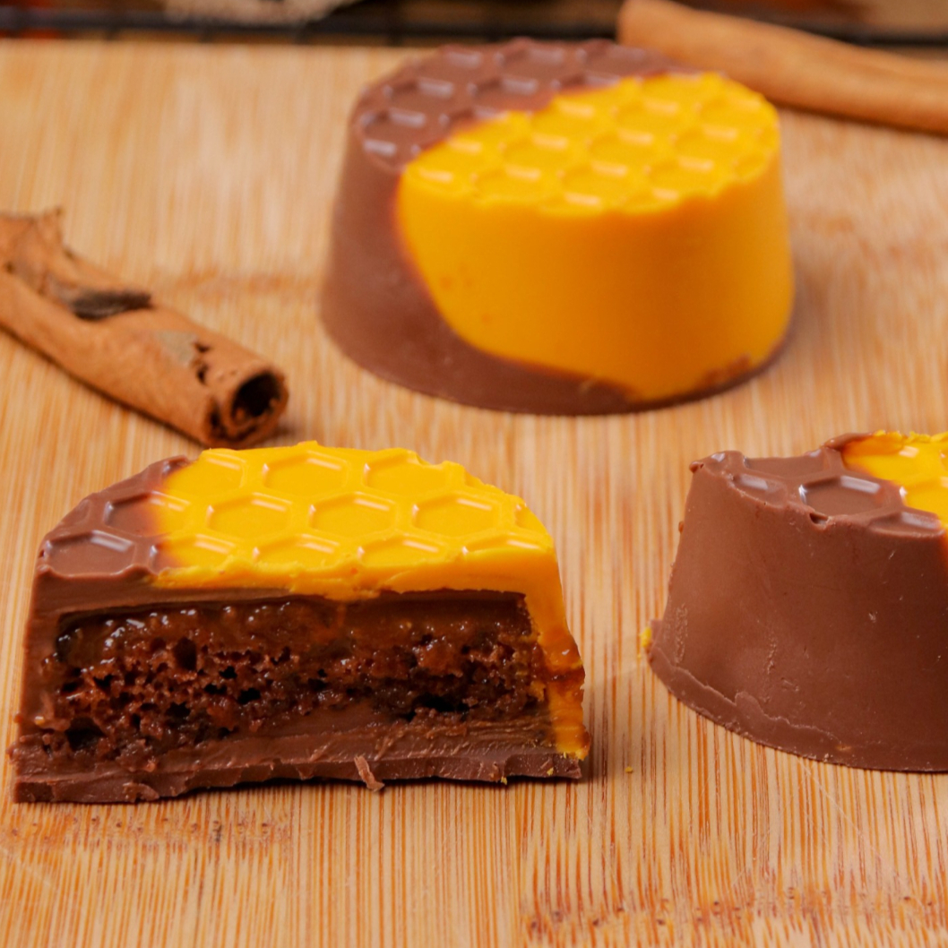 Nosso pão de mel é a combinação perfeita de sabor e sofisticação, com chocolate Belga 33%, caramelo de doce de leite cremoso e pão de mel banhado em calda de vinho do Porto! (aprox. 65g).