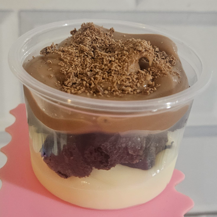 Creme de ninho, brownie, creme de chocolate.