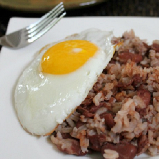 Calentado Paisa En Combo Huevos y Bebida.