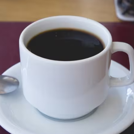 Café fresquinho, preparado no ponto ideal e já adoçado para oferecer praticidade e sabor equilibrado.