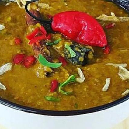 Sopa de lentilhas vermelhas com tomate, cebola, gengibre e garam massala. Indicação da compra de um pão para acompanhamento