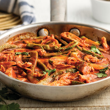Pollo con nopales en salsa