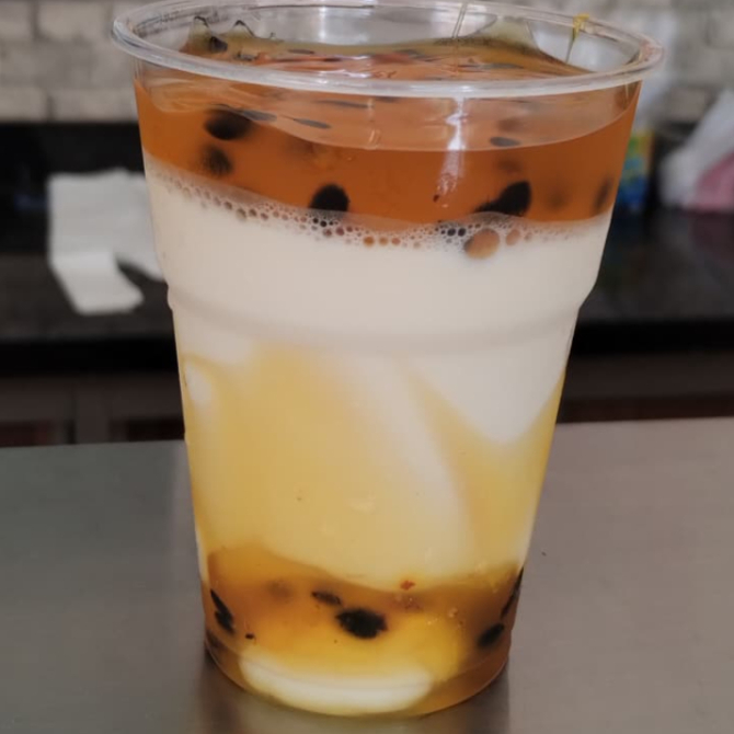 Sobremesa leve e sofisticada, feita com um delicioso creme de panacota super aveludado, finalizada com um generoso calda de maracujá com sementes, que traz o equilíbrio perfeito entre o doce e o azedinho da fruta. Refrescante, cremosa e irresistível perfeita para finalizar sua refeição com muito sabor.