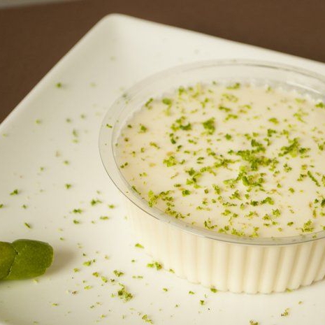 Mousse cremoso de limão, finalizado com raspas de limão
