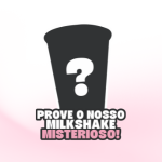 Milkshake feito com sorvete de baunilha, batido com nesquik e pó que explode na boca, borda de brigadeiro de morango. Pirulito e pó que explode na boca para decorar.