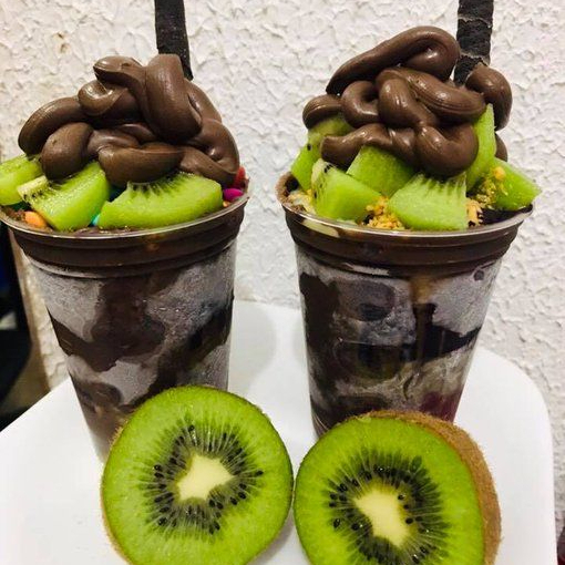Melhor que um açaí, só dois açaís! Este combo inclui 2 açaís de 300ml cada, prontos para você e sua companhia. Simples, rápido e delicioso para refrescar o seu dia.
