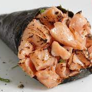 enrolado em forma de cone com recheio de salmao temperado com hondashi e levemente maçaricado.