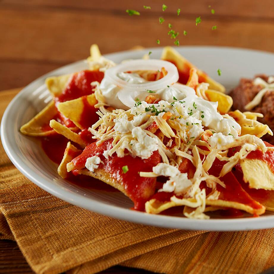 Chilaquiles con Pollo + Agua Fresca