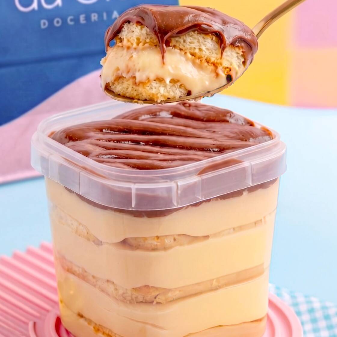 Nosso bolo no pote com massa de baunilha bem molhadinha, acompanhado de mousse de Ninho e 2 camadas de Nutella Original para deixar tudo muito gostoso!! Uma combinação clássica que é simplismente incrível!