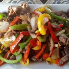 BISTECES CON PIMIENTO Y CEBOLLA