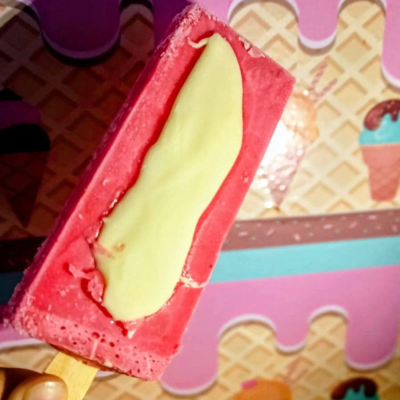 PALETA SABOR MORANGO COM RECHEIO DE CREME NINHO