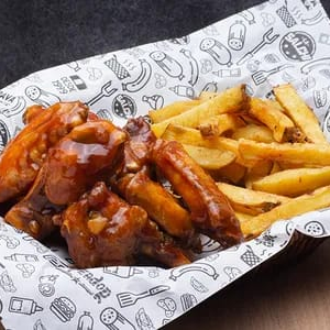 ALITAS BBQ CON PAPAS
