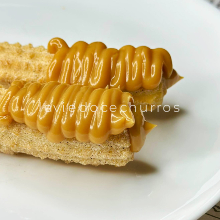 Churros em dobro! Leve 2 Churros Tradicionais, com recheio e massa levinha e crocante. Recheados com doce de leite, curta essa delícia feita com carinho!