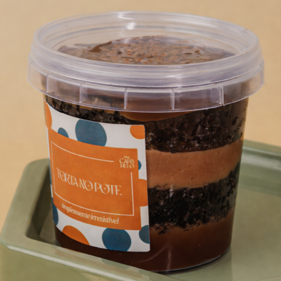 Massa de chocolate 70% intensa e macia, intercalada com um cremoso brigadeiro 70% de sabor marcante, finalizada com um magnífico mousse de chocolate, leve, aveludado e simplesmente irresistível.
