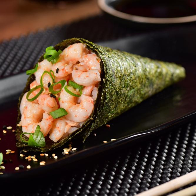arroz enrolado na alga em forma de cone com recheio de camarao com cream cheese.