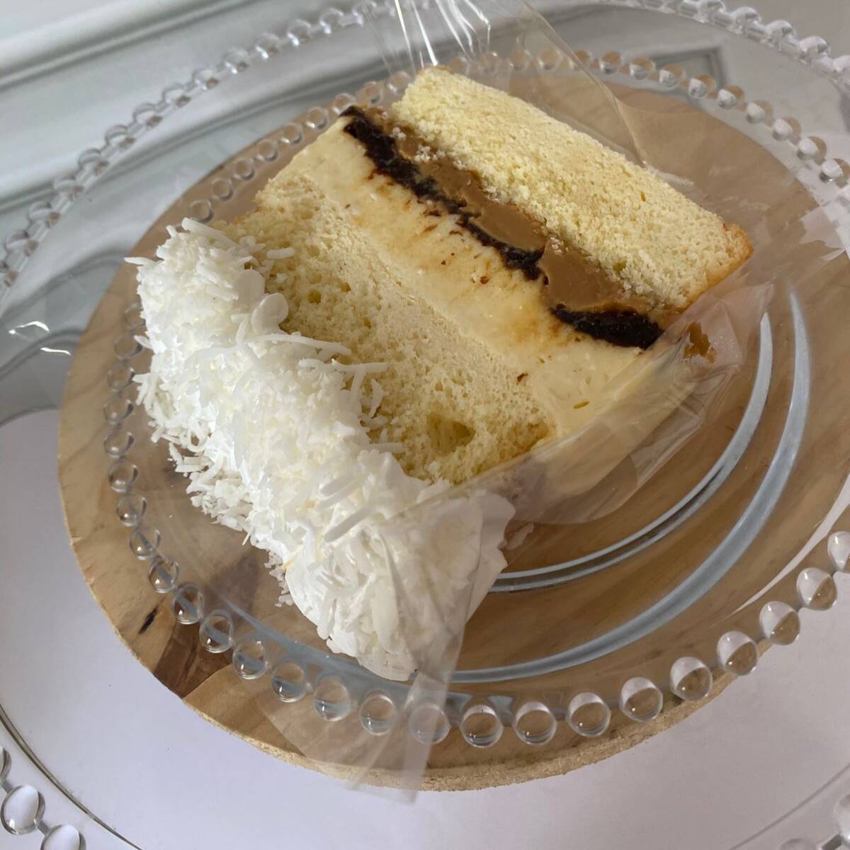Com aquele gostinho de infância de um belo bolo preparado pela vovó.Massa de baunilha bem molhadinha com leite de coco. Com um recheio de cocada branca cremosa, geleia de ameixa e doce de leite caseiro. Finalizado com chantininho e coco flocado. 250 grm