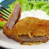 Acompanha arroz, feijão e fritas